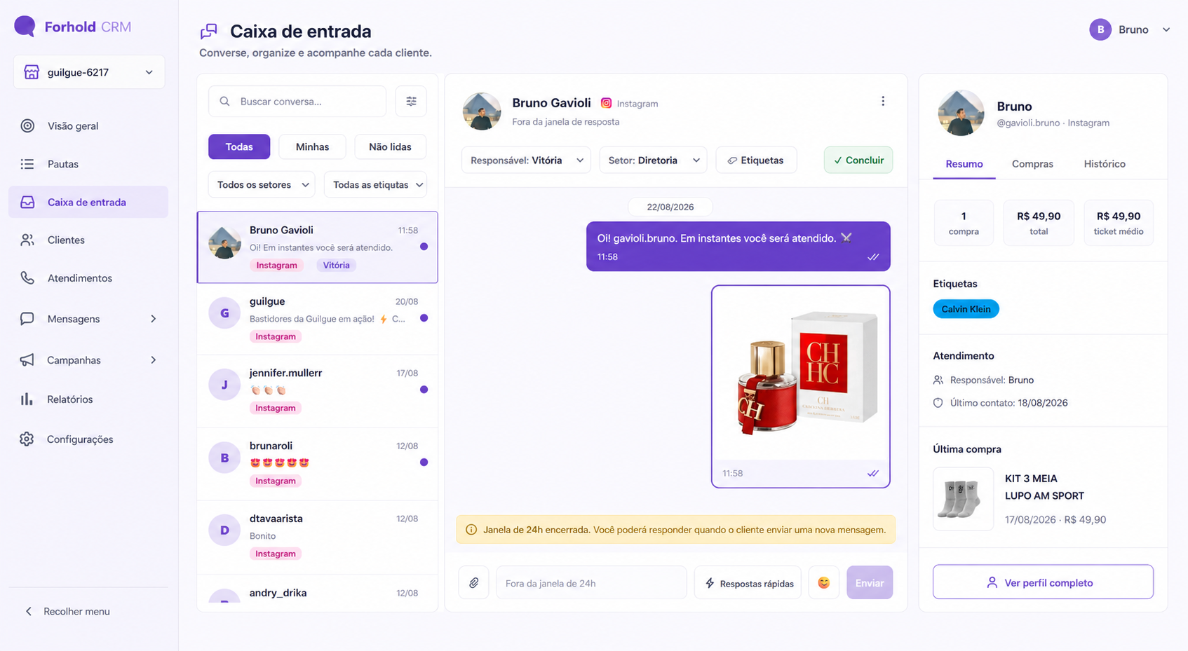 Tela da caixa de entrada do Forhold CRM: conversa de Instagram sendo respondida pela equipe da loja, com responsável, setor, etiquetas e a ficha do cliente com histórico de compras